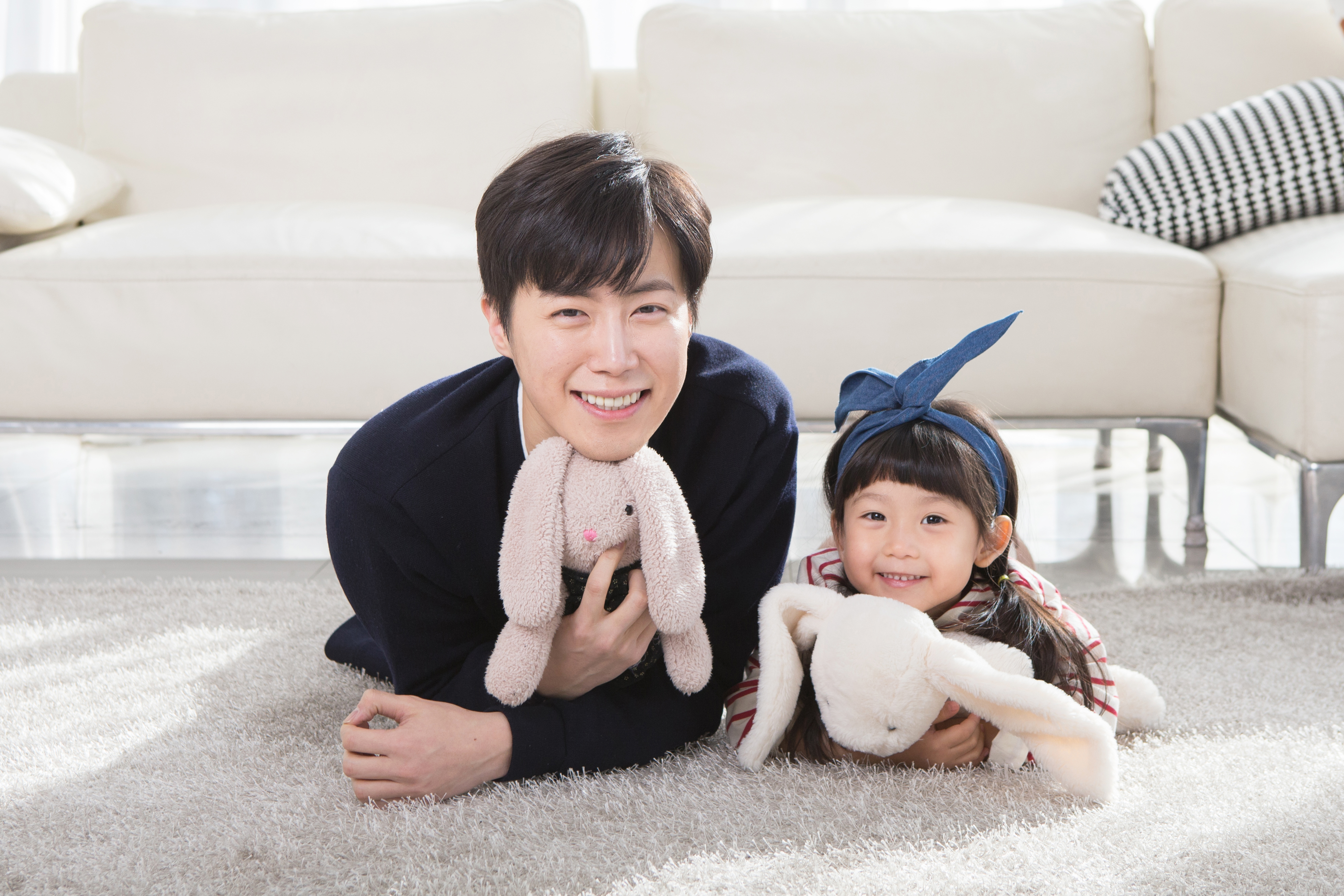 웃는 아이와 아빠 사진